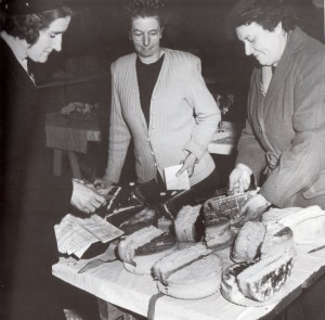 Judging Victoria sponges at Bream Creek 1948